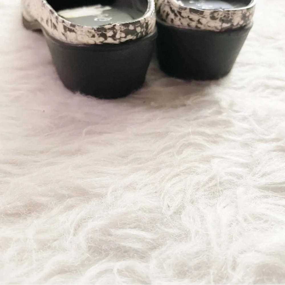 FAUX LEATHER SNAKE SKIN PRINT MULES BOOTIES CLOGS - SOCHI BLACK WHITE - SIZE 8 - Picture 7 of 7